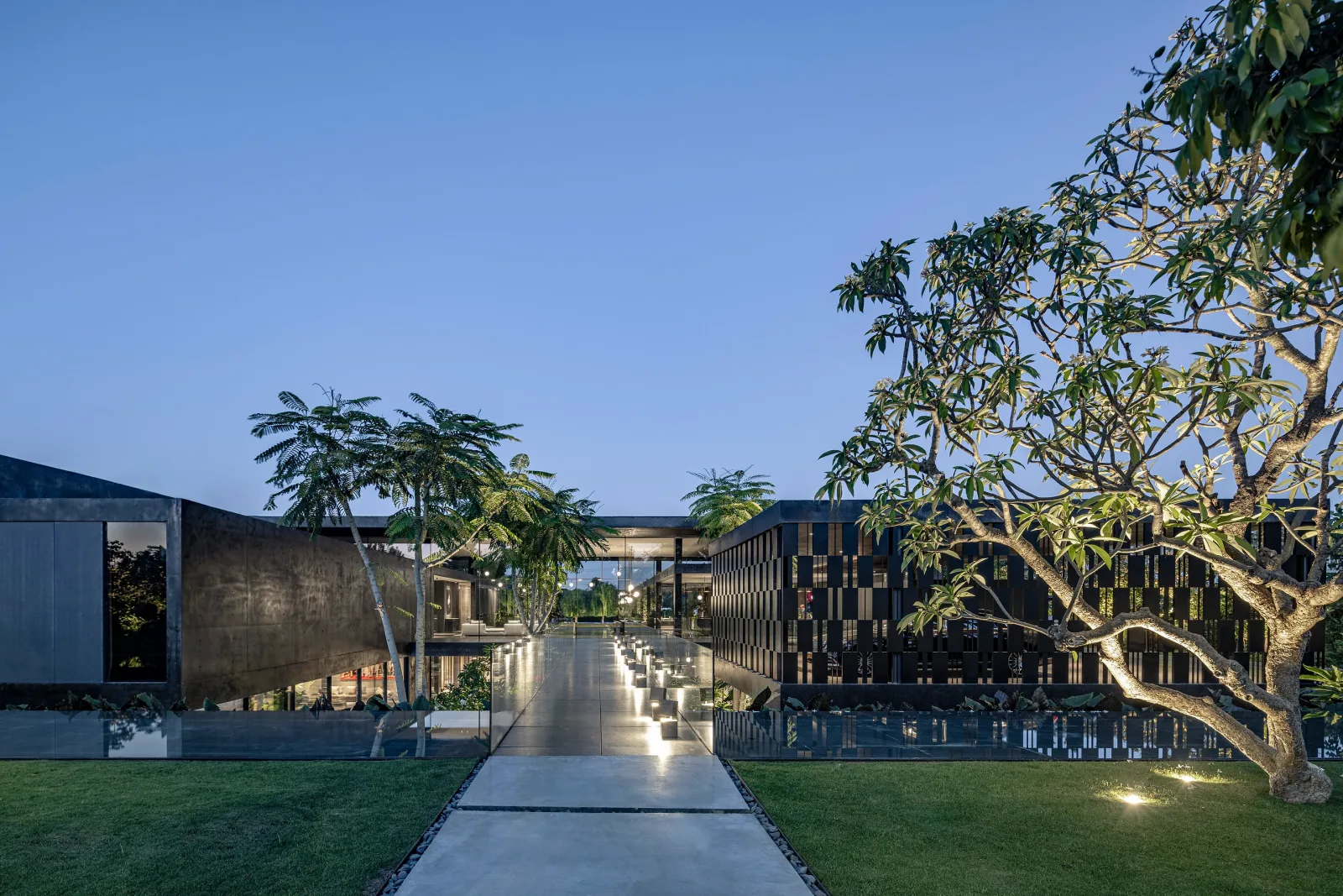KeyPrice Interior Design+ 🇮🇱 Black Concrete House 2